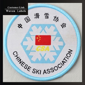 Distintivi per uniformi scolastiche ad alta densità toppe tessuto da ricamo personalizzato per adolescenti distintivi per abbigliamento in Cina - Product Image 3