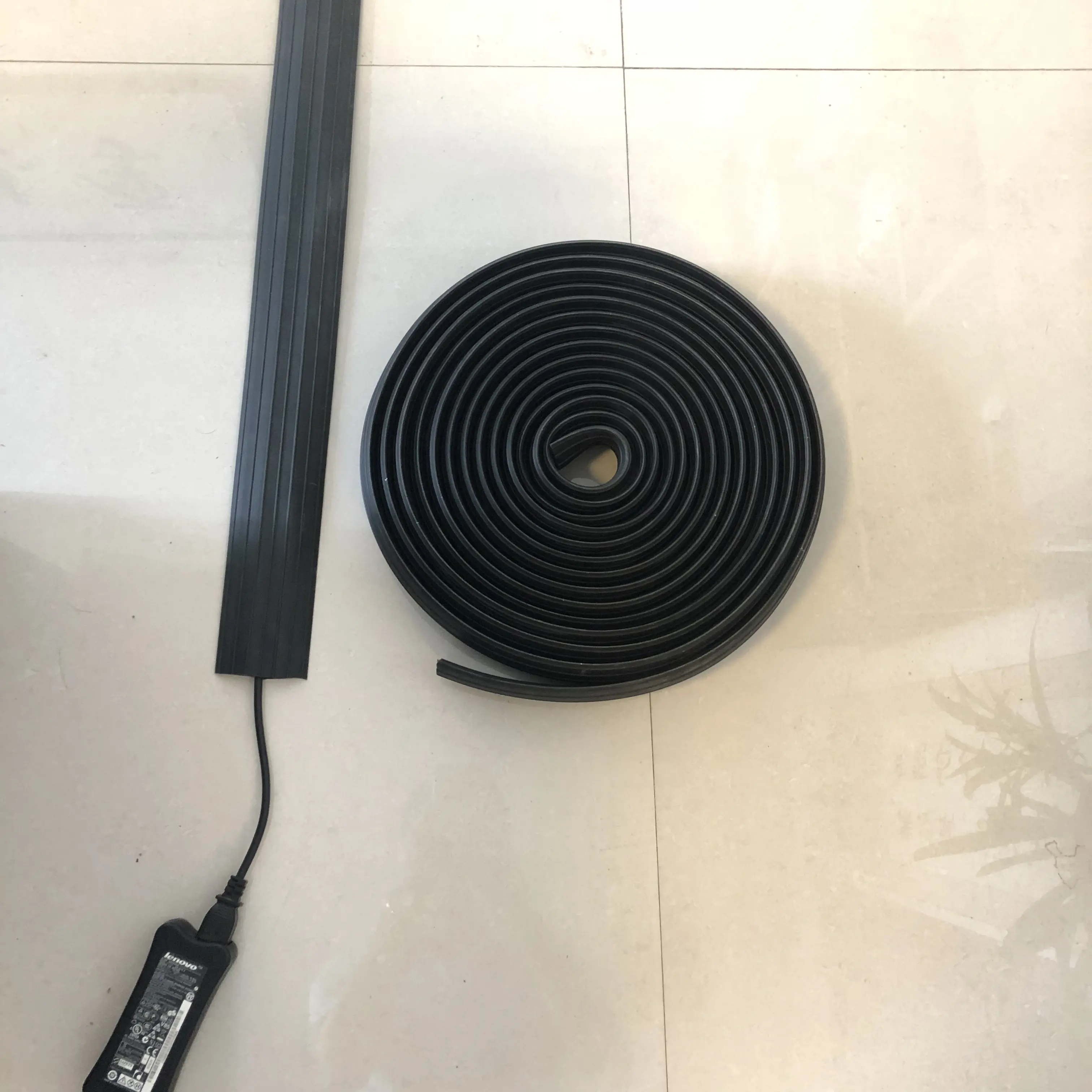 CE Floor Small Flexible PVC-Kabels chutz abdeckung