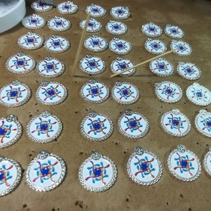 Kişiselleştirilmiş Logo Pin rozeti sıcak satış toptan döner lüks gümüş büyük kristal Metal Pin broş emaye pimleri - Product Image 5