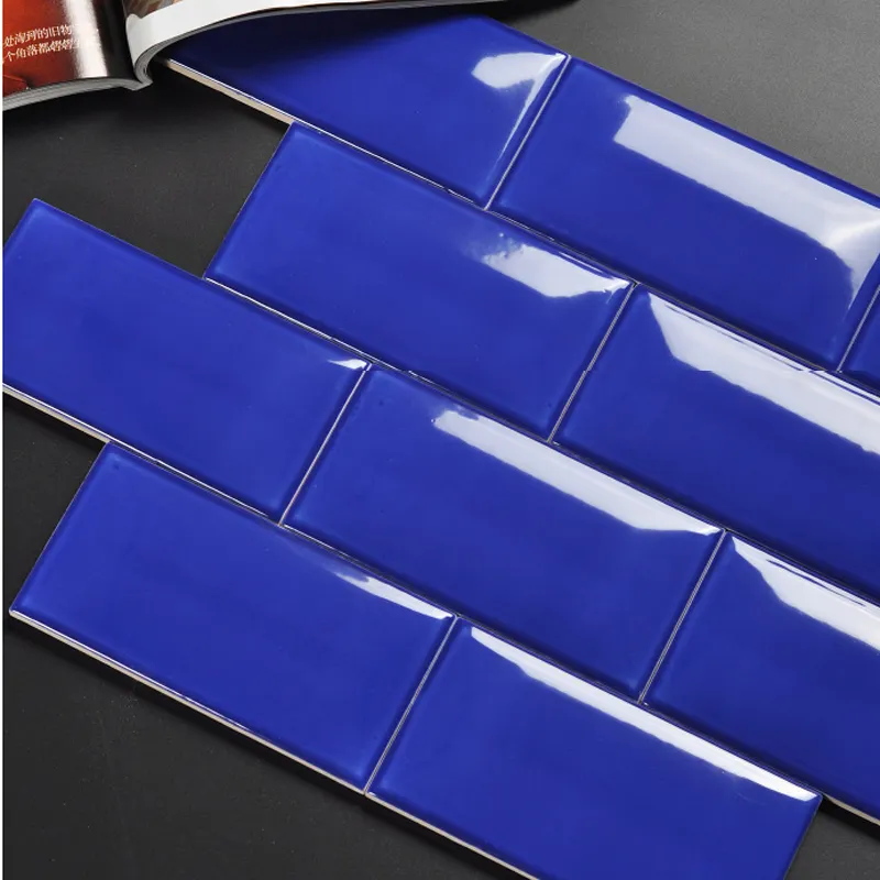 La migliore vendita piccolo formato standard colorato decorazione della parete di piastrelle blu smussato lucido lucido smaltato metropolitana da parete in ceramica piastrelle