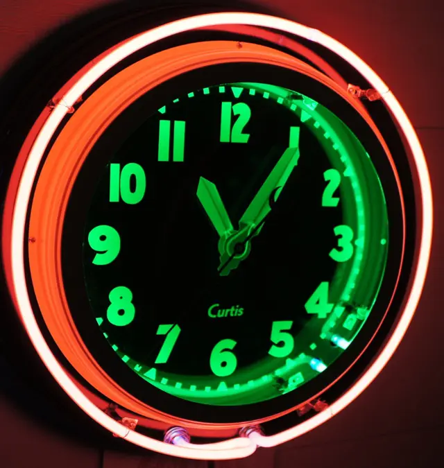 Reloj de pared iluminado con decoración de neón colorida de nuevo patrón moderno