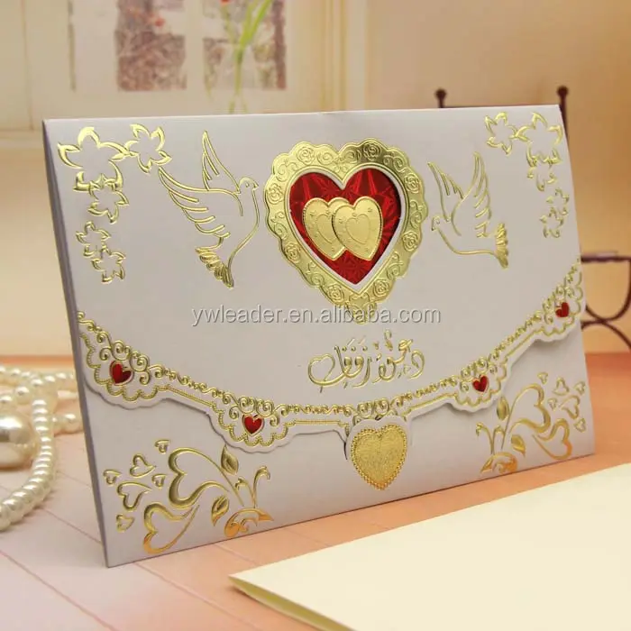 Fenêtre ouverte avec forme de cœur et anneaux métalliques carte de mariage