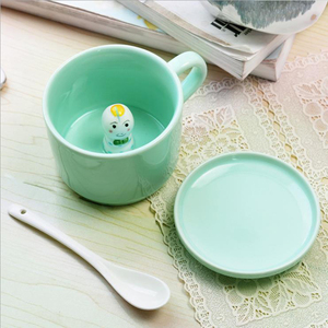 UCHOME 带勺子和盖子陶瓷杯里面有小雕像的动物杯子