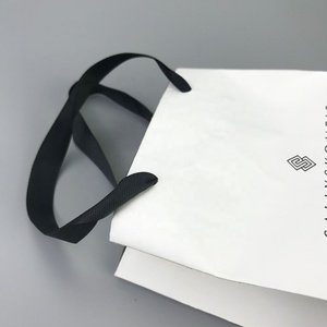 中国制造商白色豪华印花礼品定制购物袋与自己的标志