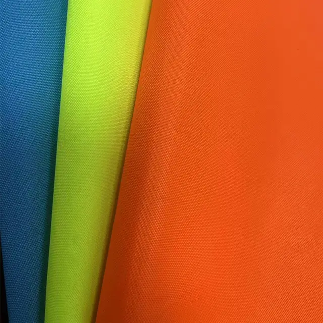 Vestindo roupas fluorescentes laranja para colete salva-vidas ou roupas de trabalho para trabalhadores sanitários