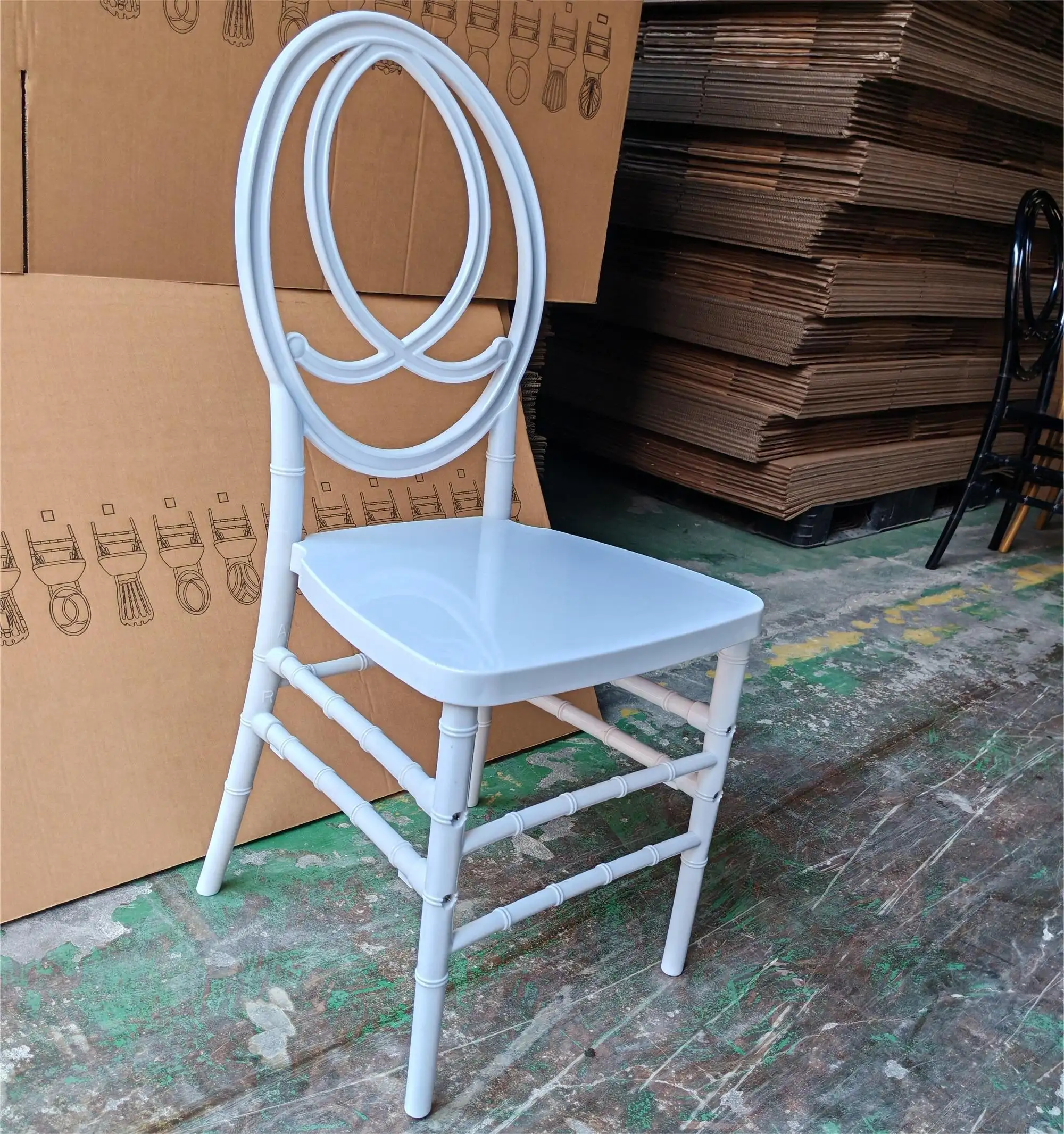 Cadeiras Chiavari para Casamento de fênix branco coroa empilhável de plástico de resina barata