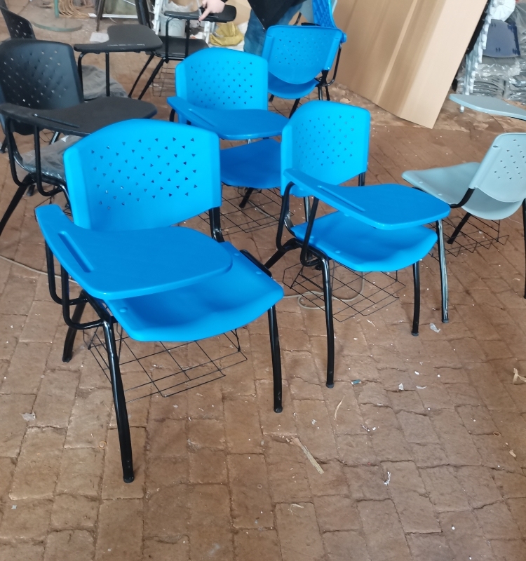 Azul cielo con tableta y cesta
