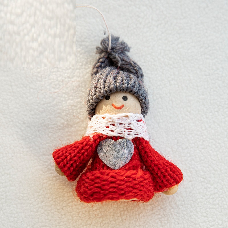 Une petite figurine avec un chapeau gris