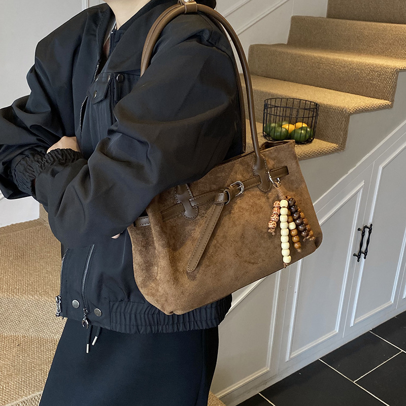 Marrón con colgante