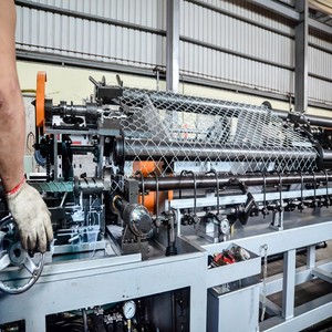 Máquina automática de malla de valla ciclónica/máquina de tejer de valla de enlace de cadena a precio de fábrica con motor como componente central - Product Image 2