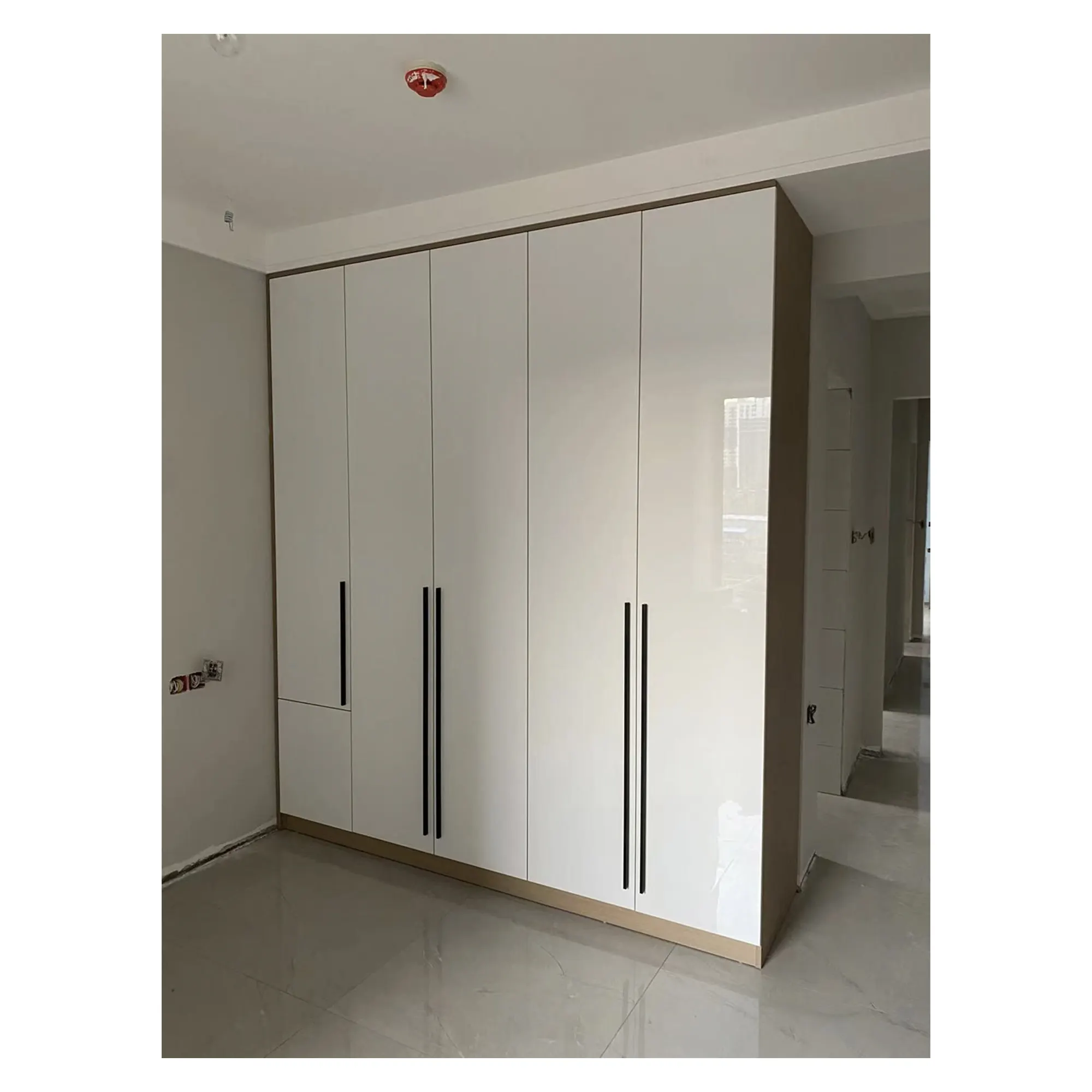 Elegante camera da letto mobili porta scorrevole porta piatta bianco stile moderno guardaroba