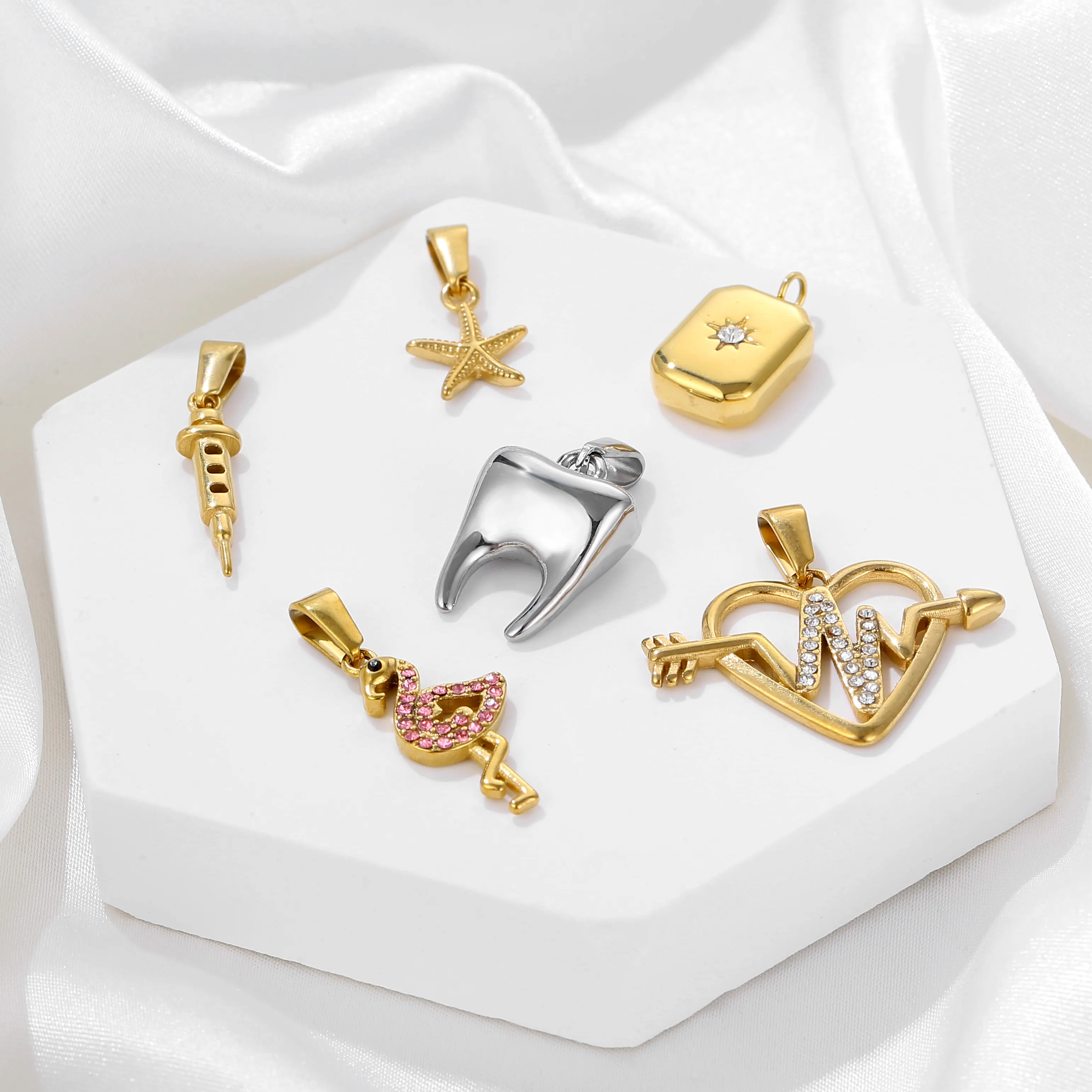 Pingente pequeno de joia fashion para colar de joias DIY, pingente banhado a ouro 18K de aço inoxidável à prova d'água