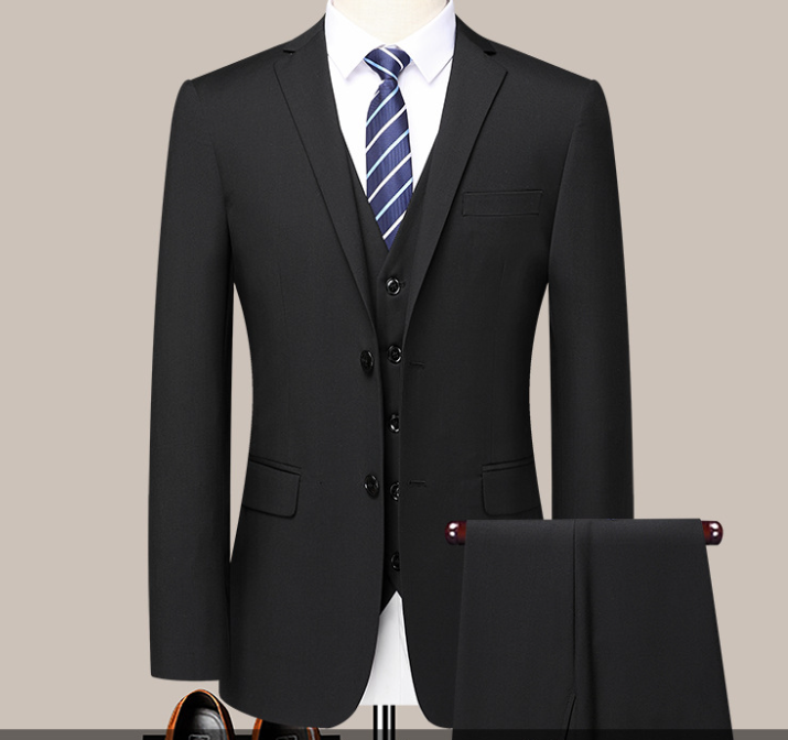 Completo giacca nera a due bottoni e pantaloni.