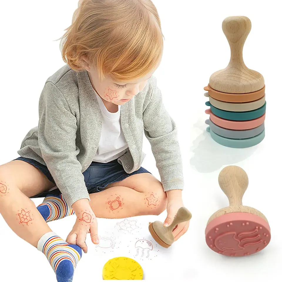 Cap mainan kayu Beech Logo kustom cap anak-anak tidak beracun cap silikon warna-warni