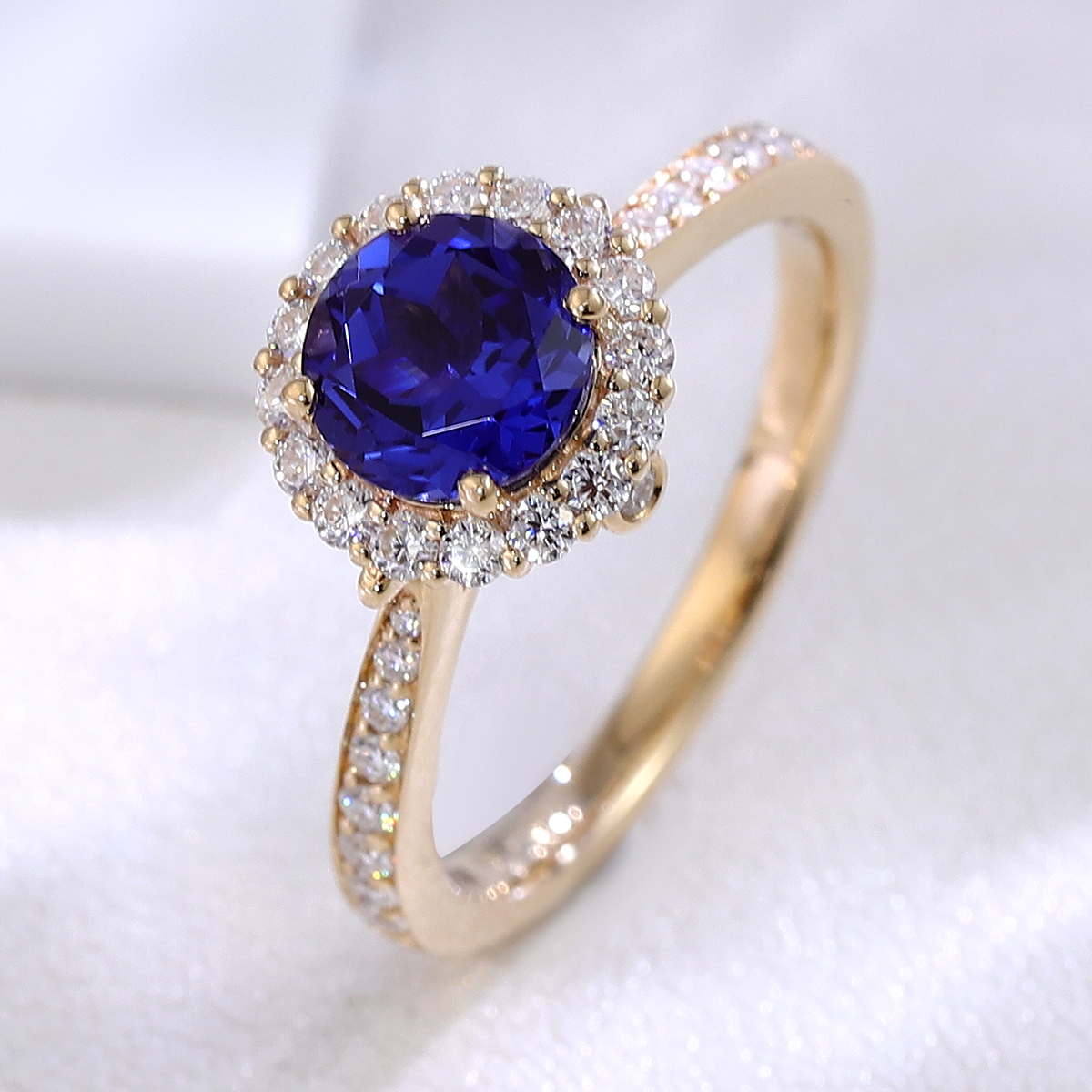 Anillo de oro macizo de 18 quilates con piedra labio