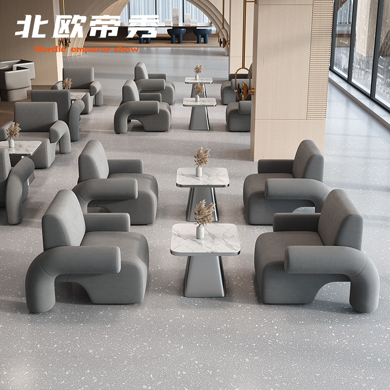 Une table et deux chaises, gris