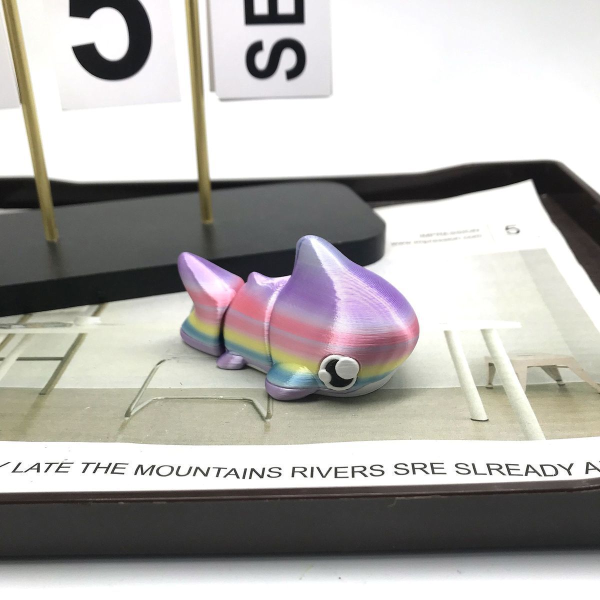 tiburón arcoiris aleatorio chibi