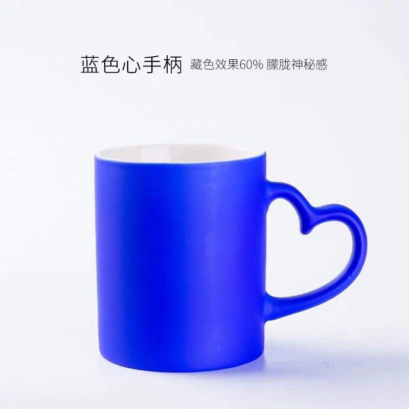 Taza que cambia de color con corazón azul