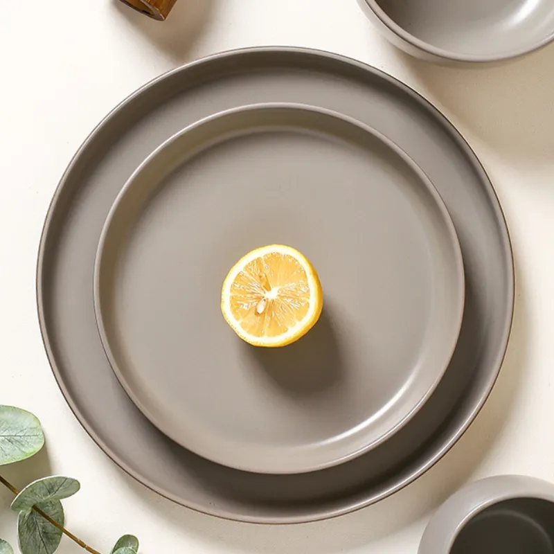 Vaisselle ronde en céramique grise mate de style nordique de 8 pouces ensemble d'assiettes à dîner modernes en grès occidental