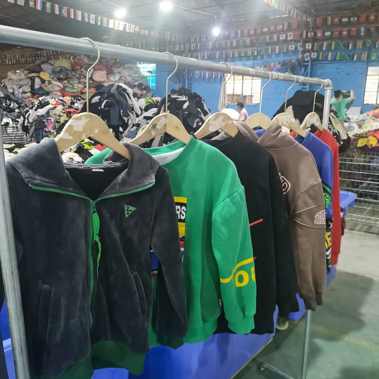 Commercio all'ingrosso 45kg balle di seconda mano vestiti usati vendono siti di abbigliamento usato usato giacche di marca e balle con cappuccio