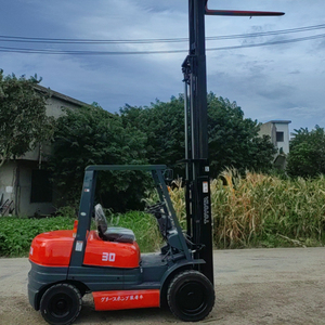 Experimente una carga y descarga eficiente con la carretilla elevadora Toyota de 3 toneladas.