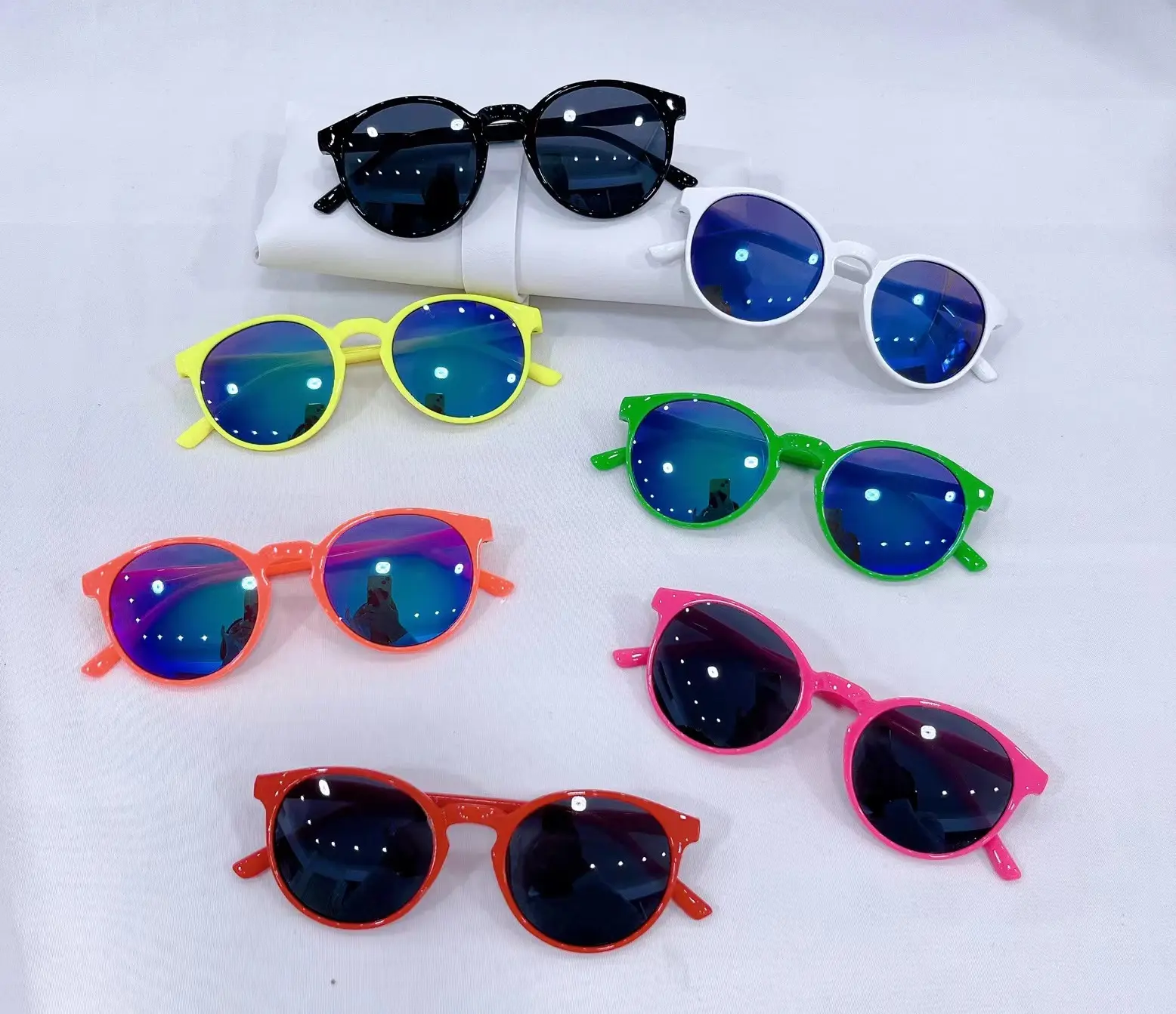 फ़ैक्टरी थोक बच्चों के धूप का चश्मा लड़कियों और लड़कों के लिए फैशनेबल रंगीन गोल डिज़ाइन