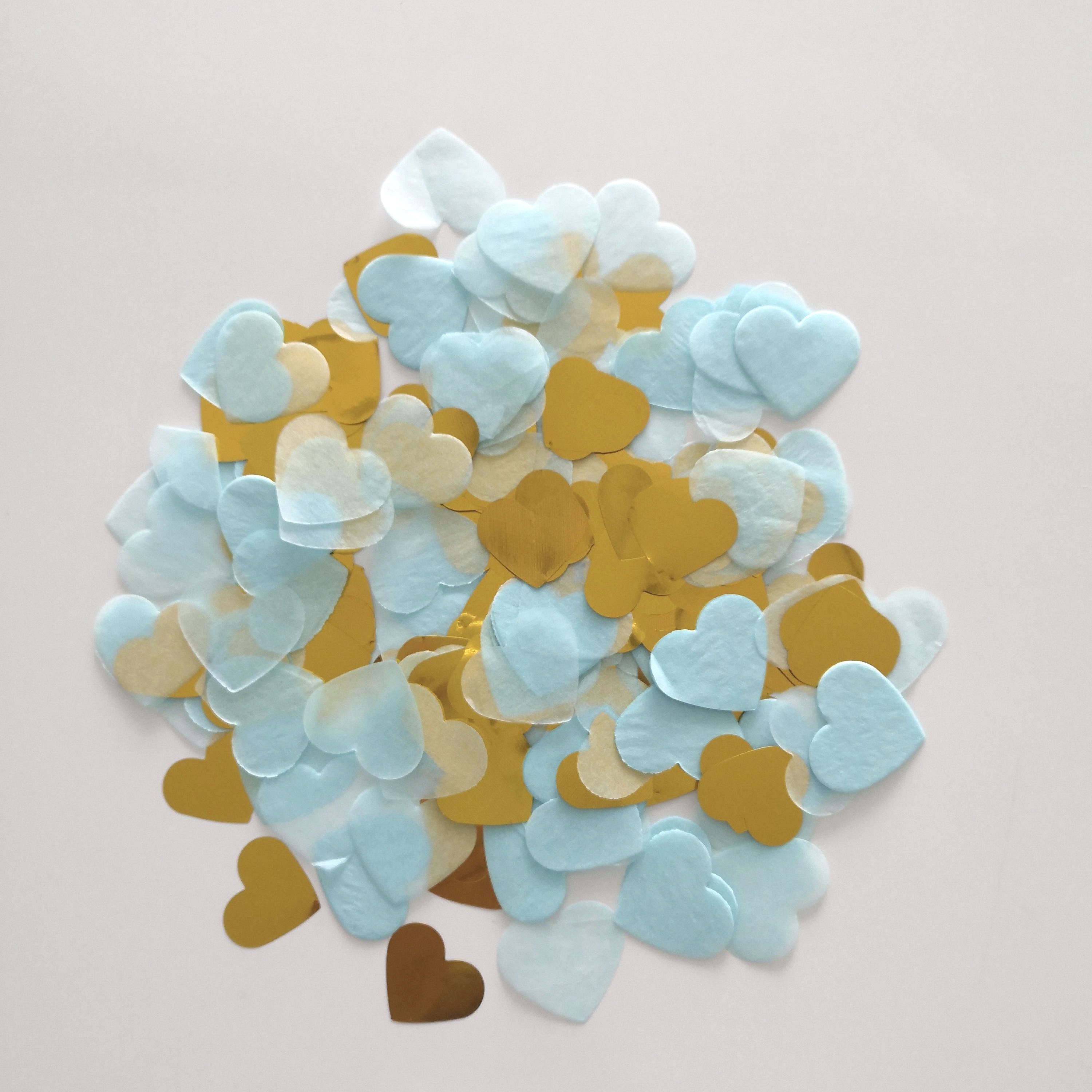 Cuore blu in carta e coriandoli metallici