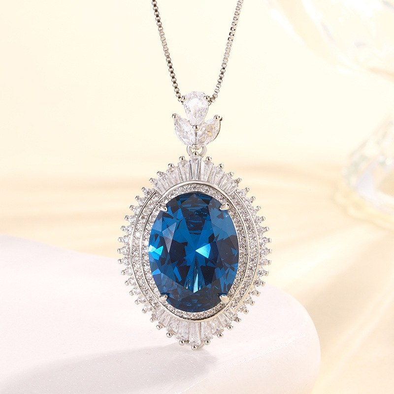 Pendentif cristal pointu bleu avec chaîne