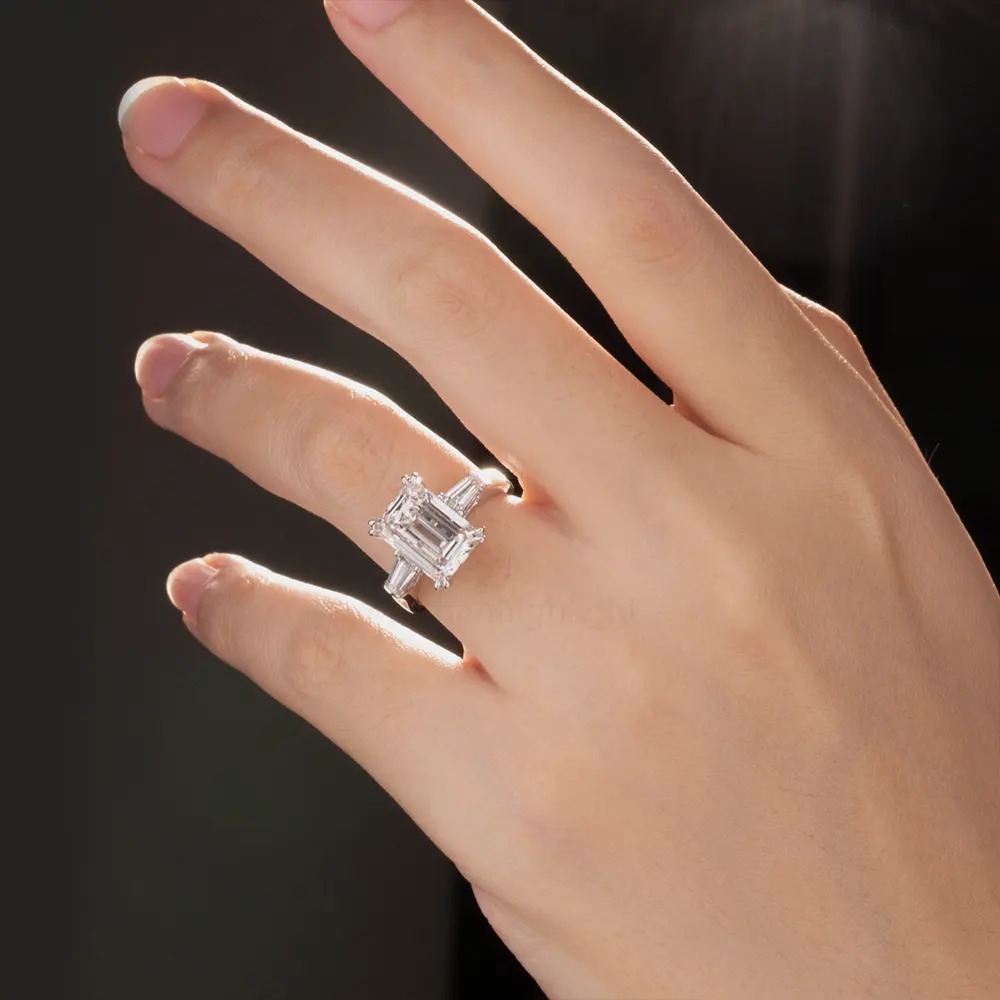 पन्ना कट क्लासिक्स डिजाइन लैब-बढ़ी हीरे की अंगूठी 18k सोने की तीन पत्थर 4.5ct हीरे की अंगूठी