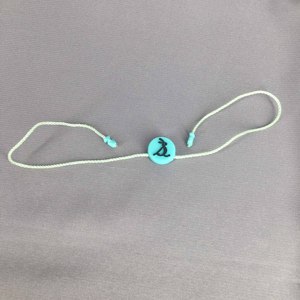 シールタグ用のエンボス加工されたロゴ印刷衣服ハングタグ付きのカスタム丸型プラスチックシールタグ - Product Image 6