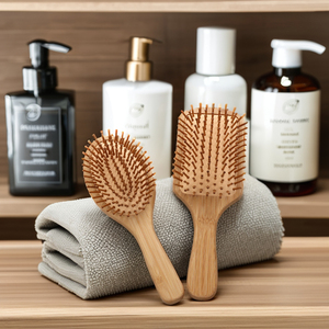 Tre Gỗ Tre Lông Mái Chèo Detangling Bàn Chải Tóc Với Biểu Tượng Tùy Chỉnh Và Đệm Không Khí Cho Da Đầu Massage - Product Image 1