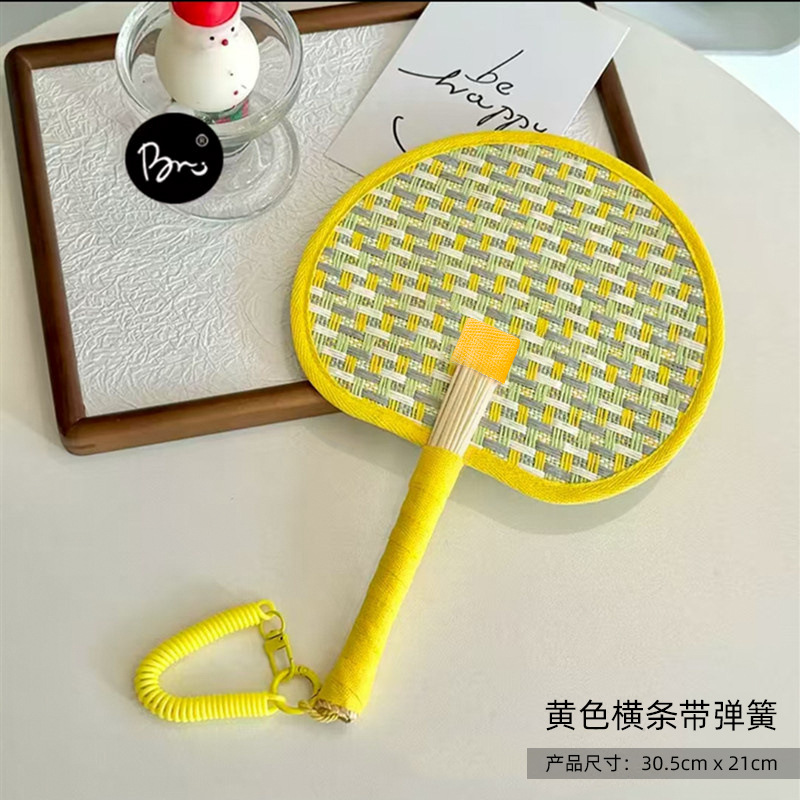 Abanico de hoja de palma tejido amarillo - con cadena para colgar