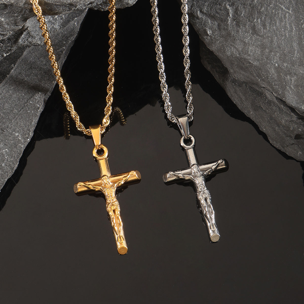 Pendentif Crucifix avec chaîne en corde