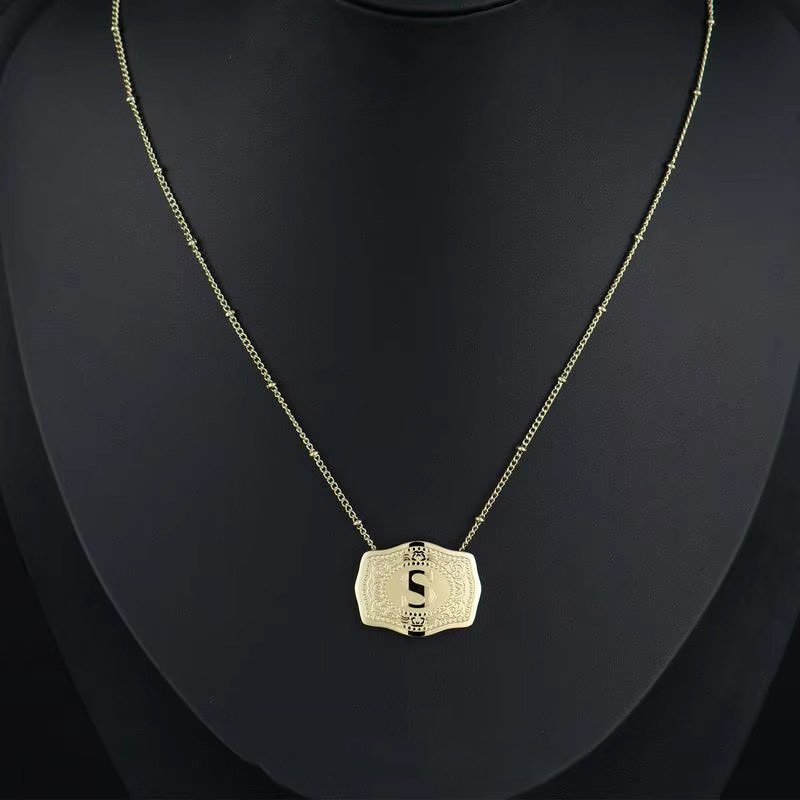 Collana con lettera in oro-2