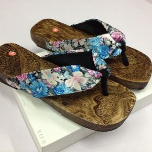 女性角色扮演日本花卉图案木鞋平底拖鞋女式家居人字拖夏季Geta凉鞋