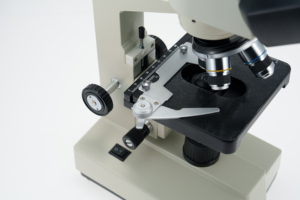 Microscopio binocular de alta definición 640X para estudiantes Fuente de luz LED óptica biológica compuesta para uso en laboratorio - Product Image 6