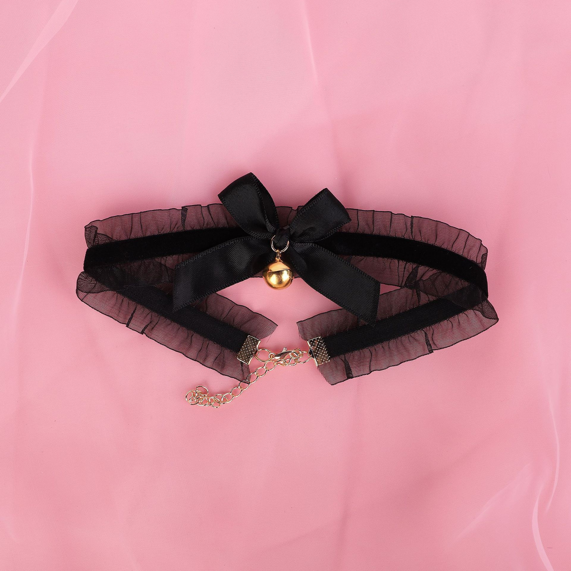Choker en dentelle noire avec de petites cloches