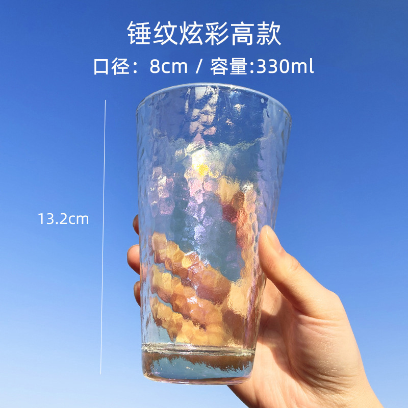 Un grand verre martelé et irisé.