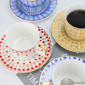 Porselen çay bardak ve altlıklar takım (7.4oz), lüks kahve fincan seti altın Trim ile, İskandinav kahve fincanları ile eşleşen kaşık hediye
