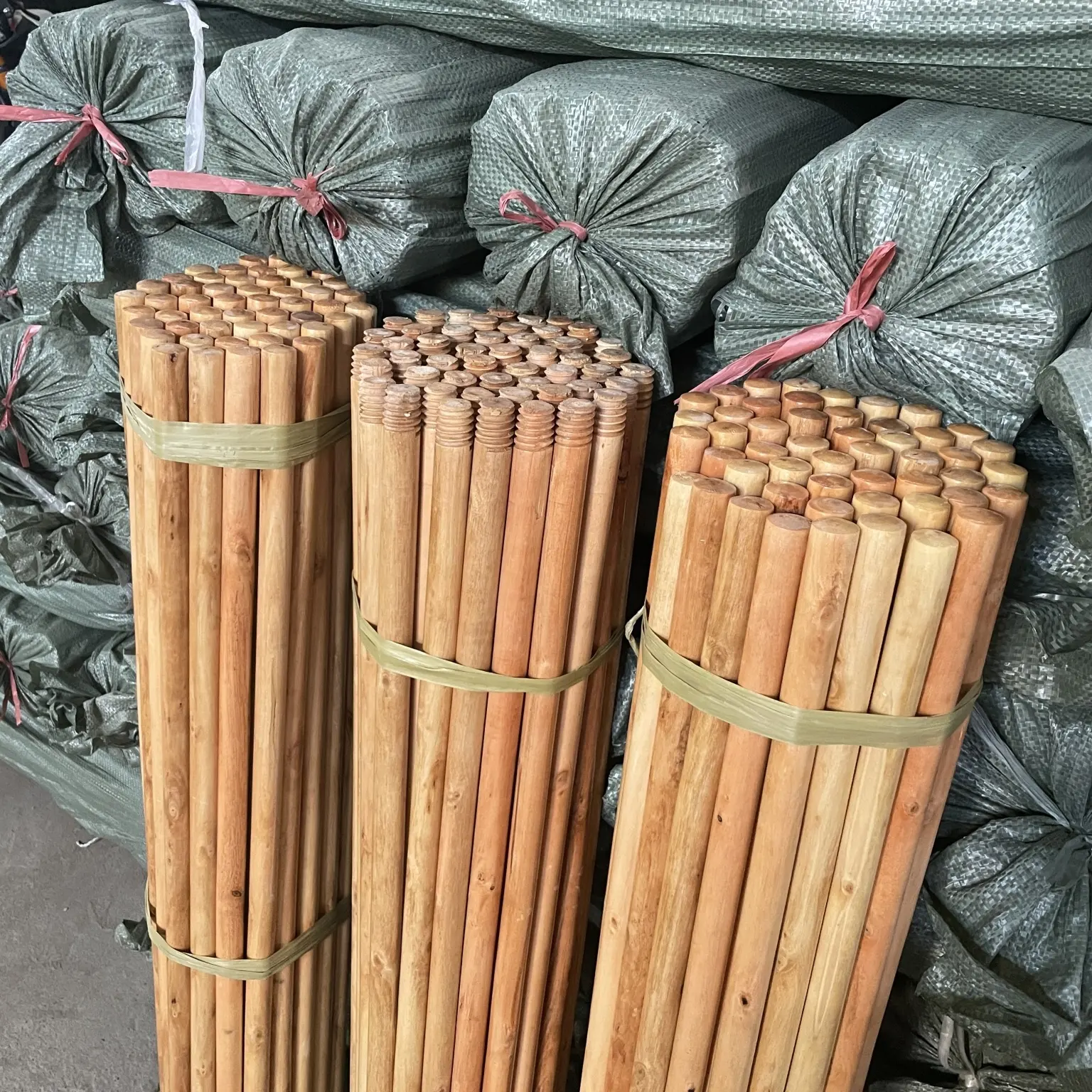 Palos de madera redondos barnicados de 48 pulgadas y 60 pulgadas, para escobas con hilo italiano, venta directa de fábrica
