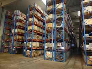 Estante de almacenamiento de almacén de pasillo muy estrecho de alta densidad Sistema de estantería de palés VNA resistente - Product Image 3