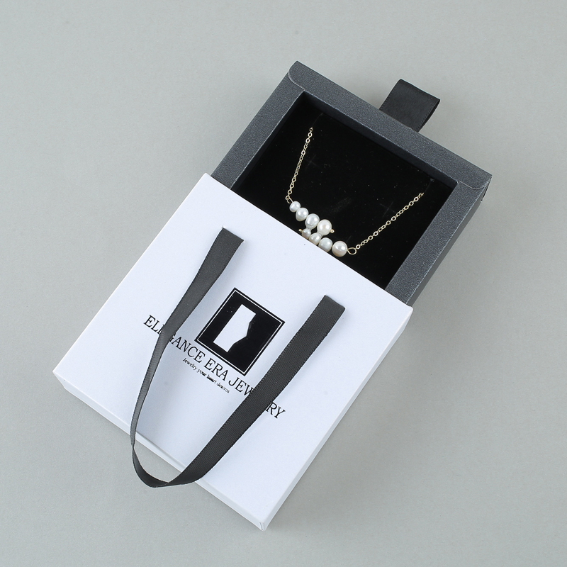 Blanco y negro con espuma de joyería