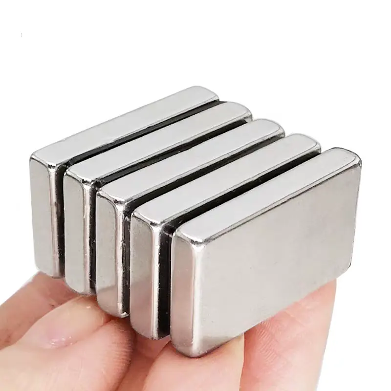 Imán rectangular permanente de tierras raras de materiales magnéticos N48 de alto rendimiento a la venta