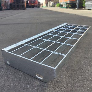 带扶手的预制钢楼梯格栅台阶-仓库金属楼梯热浸钢格栅 - Product Image 1