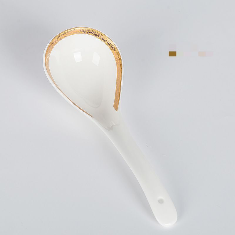 Cuchara grande con borde de oro blanco.