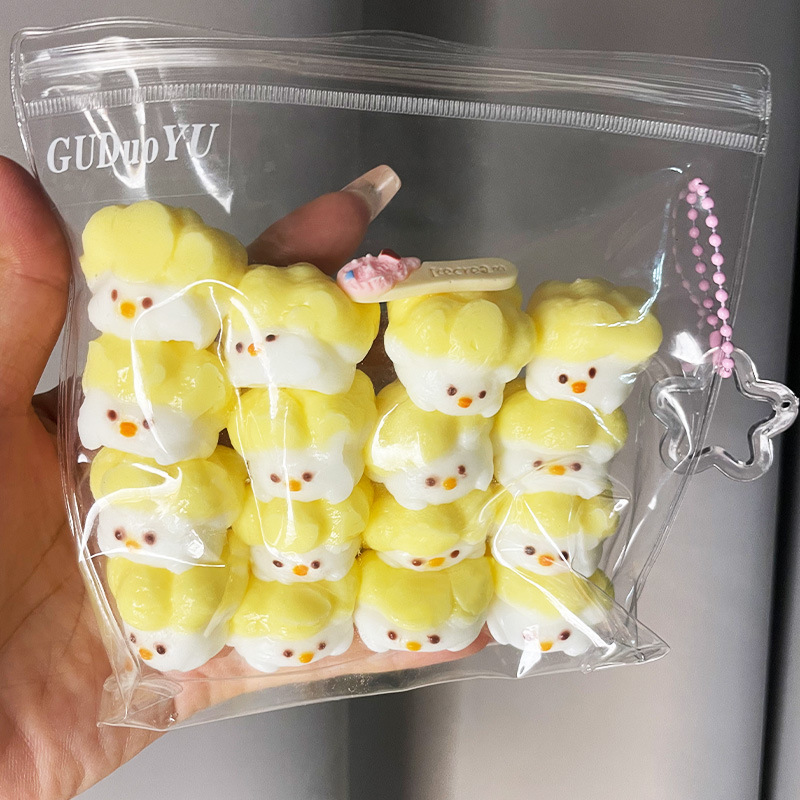 Un assortiment de 16 petites boules de popcorn en forme de poussin.