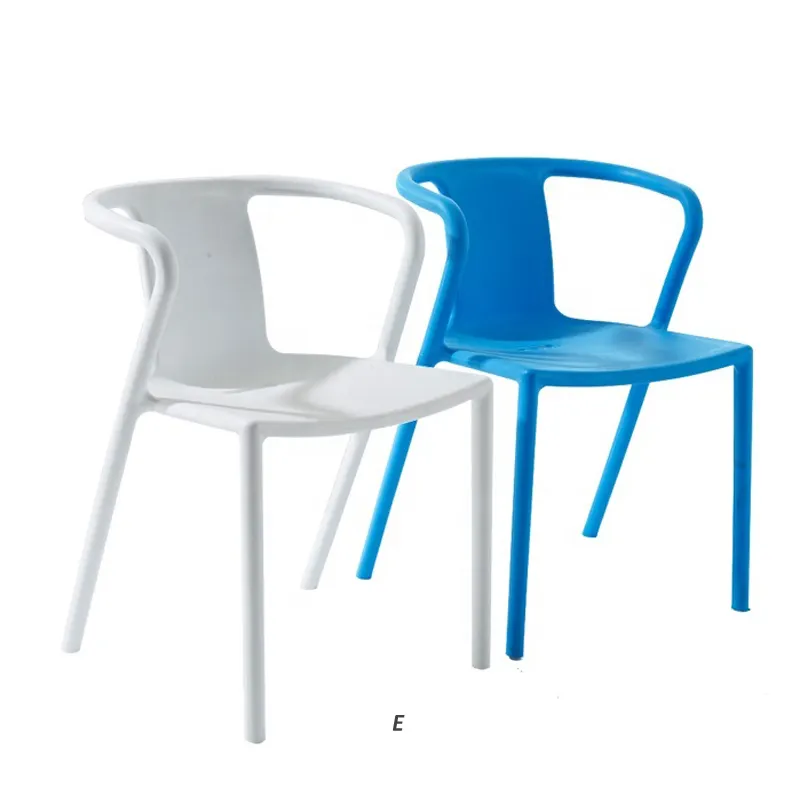Sedia moderna in plastica impilabile colorata per esterni confortevole di alta qualità per il tempo libero con braccioli