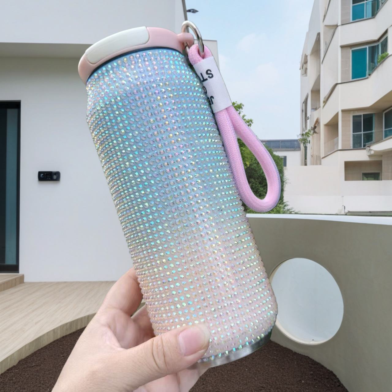 สีฟ้าอ่อนและสีขาว