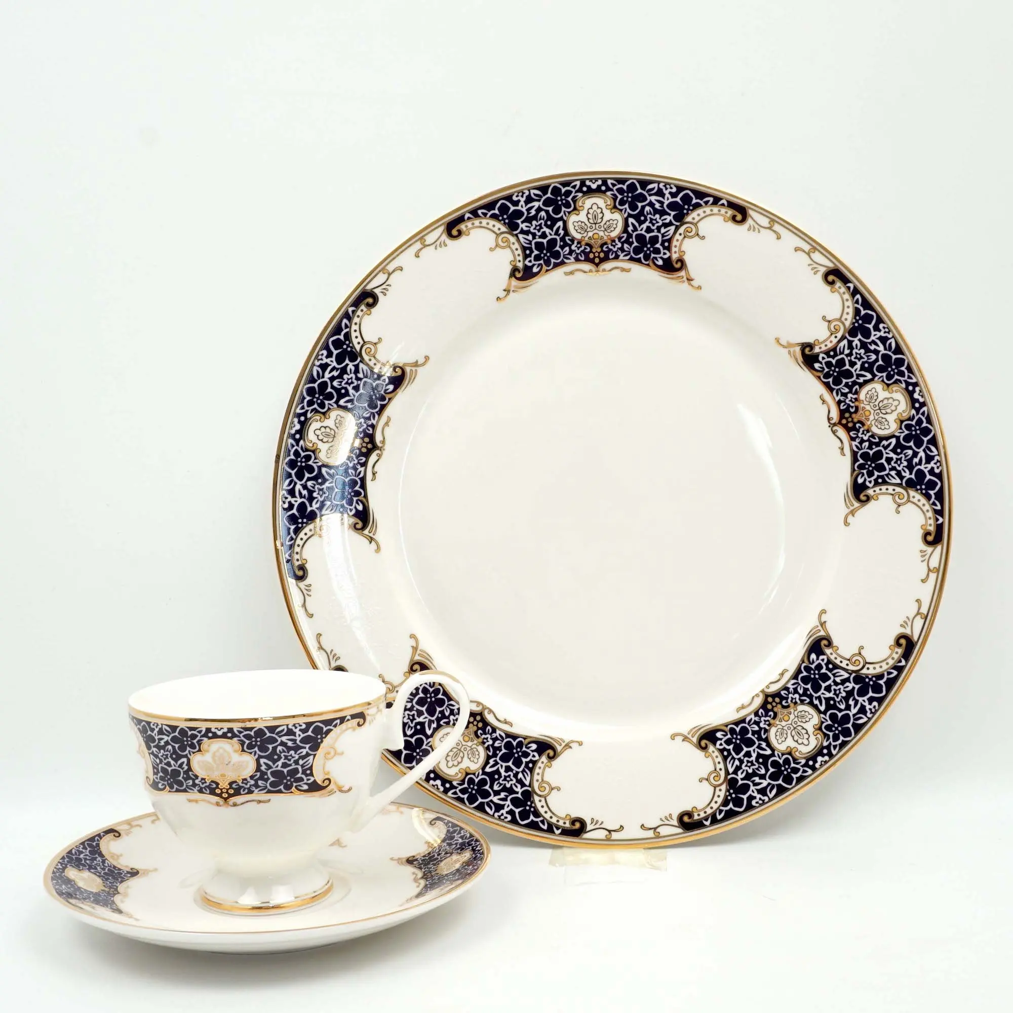 Set da pranzo in stile giapponese Design floreale blu e bianco con Set di stoviglie da tavola con bordo in oro Set di piatti con tazza e piattino