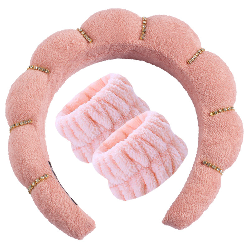 Ensemble trois pièces : bandeau rouge pastèque orné de diamants étincelants.